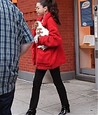 Selena_Gomez_-_Steps_out_with_her_new_puppy_Charlie_in_New_York_City_on_September_16-06.jpg