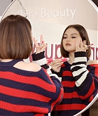 Selena_Gomez_-_Visits_Sephora_Times_Square_in_New_York_City_November_42C_202103.jpg