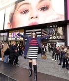 Selena_Gomez_-_Visits_Sephora_Times_Square_in_New_York_City_November_42C_202106.jpg