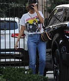 Selena_Gomez_-_Visits_a_friends_house_in_Los_Angeles2C_CA_-_January_3100006.jpg