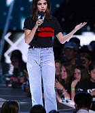 Selena_Gomez_-_WE_Day_California_5BShow5D_-_April_27-21.jpg