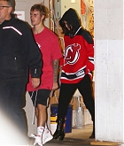 Selena_Gomez_-_Watches_Justin_Bieber_play_Hokey_in_LA_on_November_1-18.jpg