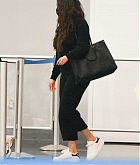Selena_Gomez_-_arrives_at_JFK_airport_in_New_York_City2C_09092021_00002.jpg