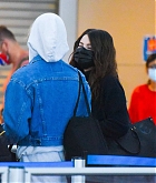 Selena_Gomez_-_arrives_at_JFK_airport_in_New_York_City2C_09092021_00004.jpg