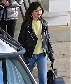 Selena_Gomez_-_checks_out_new_office_space_with_friends_in_LA_02042020-07.jpg