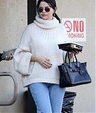 Selena_Gomez_-_has_lunch_at_Hugo_s_with_a_friend_on_New_Years_Eve2C_LA_12312018-01.jpg