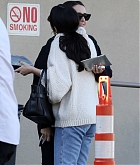 Selena_Gomez_-_has_lunch_at_Hugo_s_with_a_friend_on_New_Years_Eve2C_LA_12312018-03.jpg