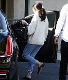 Selena_Gomez_-_has_lunch_at_Hugo_s_with_a_friend_on_New_Years_Eve2C_LA_12312018-04.jpg