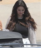 Selena_Gomez_-_joins_her_friends_during_a_grocery_run_in_Malibu2C_California__0529202208.jpg