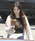 Selena_Gomez_-_joins_her_friends_during_a_grocery_run_in_Malibu2C_California__0529202211.jpg