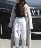 Selena_Gomez_-_joins_her_friends_during_a_grocery_run_in_Malibu2C_California__0529202213.jpg