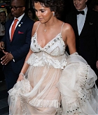 Selena_Gomez_-_leaves_Carlyle_Hotel_on_May_7-01.jpg
