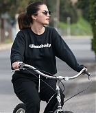 Selena_Gomez_-_out_for_a_morning_bike_with_a_friend_in_Studio_City2C_CA__01242020-10.jpg