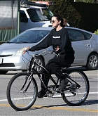 Selena_Gomez_-_out_for_a_morning_bike_with_a_friend_in_Studio_City2C_CA__01242020-12.jpg