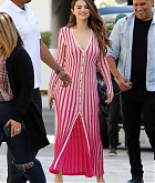 Selena_Gomez_-_outside_Los_Angeles_radio_stations_to_promote_her_new_music_October_242C_2019-08.jpg