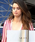 Selena_Gomez_-_outside_Los_Angeles_radio_stations_to_promote_her_new_music_October_242C_2019-14.jpg