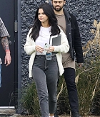 Selena_Gomez_-_steps_out_for_lunch_with_friends_in_Los_Angeles_12232018-01.jpg
