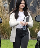 Selena_Gomez_-_steps_out_for_lunch_with_friends_in_Los_Angeles_12232018-02.jpg
