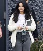 Selena_Gomez_-_steps_out_for_lunch_with_friends_in_Los_Angeles_12232018-03.jpg