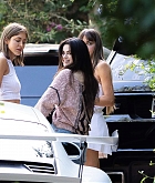 Selena_Gomez_-_steps_out_to_meet_some_friends_in_Los_Angeles2C_California_06252020-08.jpg
