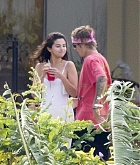 Selena_Gomez_and_Justin_Bieber_-_At_Jeremy_Bieber_s_wedding_in_Jamaica_with_Justin_Bieber_on_February_20-01.jpg