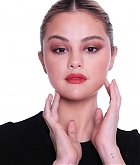 Summer_Day_To_Night_Makeup_With_Selena_Gomez_41.jpg