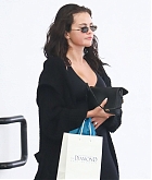 selena_gomez_-_seen_leaving_the_diamond_face_institute_after_a_beauty_session2C_beverly_hills_ca_-_march_312C_2026__6.jpg